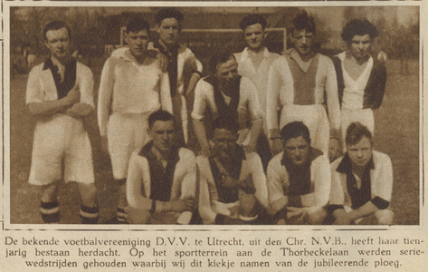874345 Groepsportret van het voetbalelftal van de Utrechtse club D.V.V., bij het 10-jarig bestaan, op het sportterrein ...